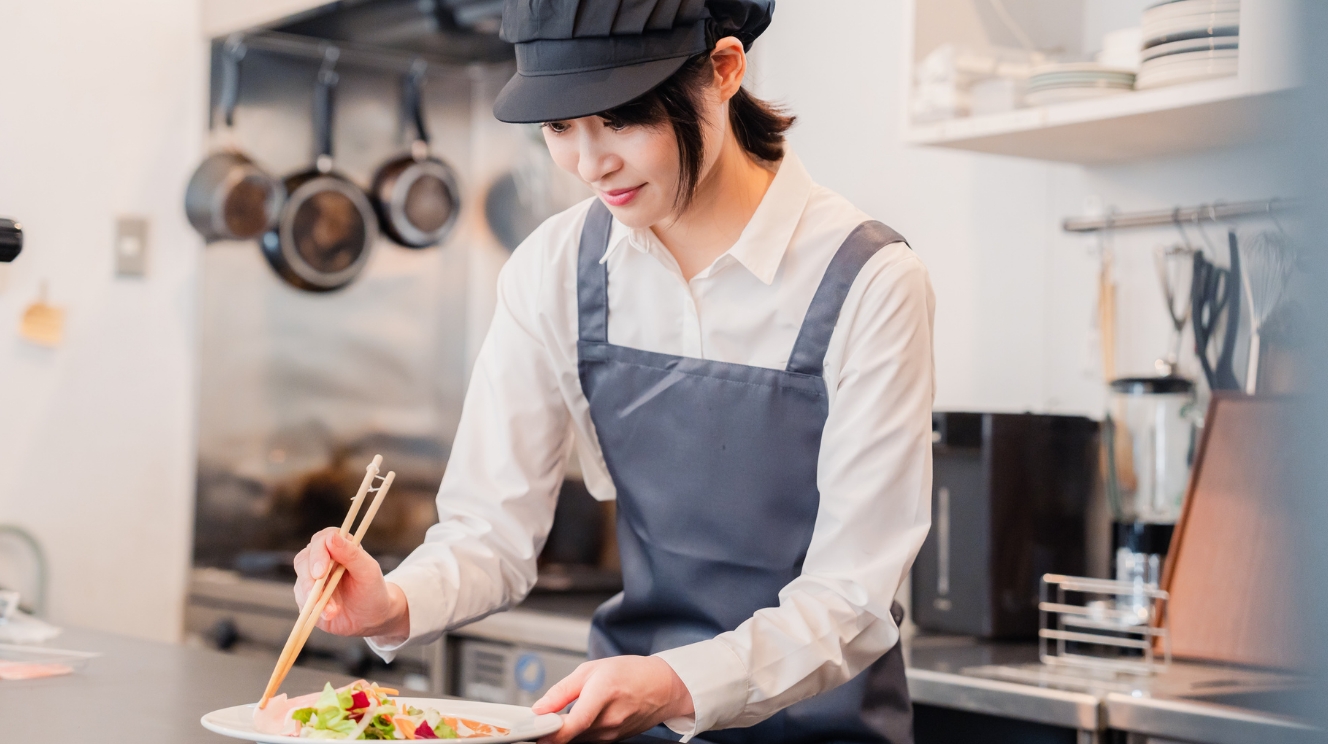 盛り付けする女性