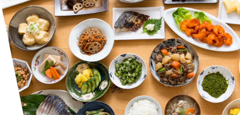 たくさんの料理が並ぶ