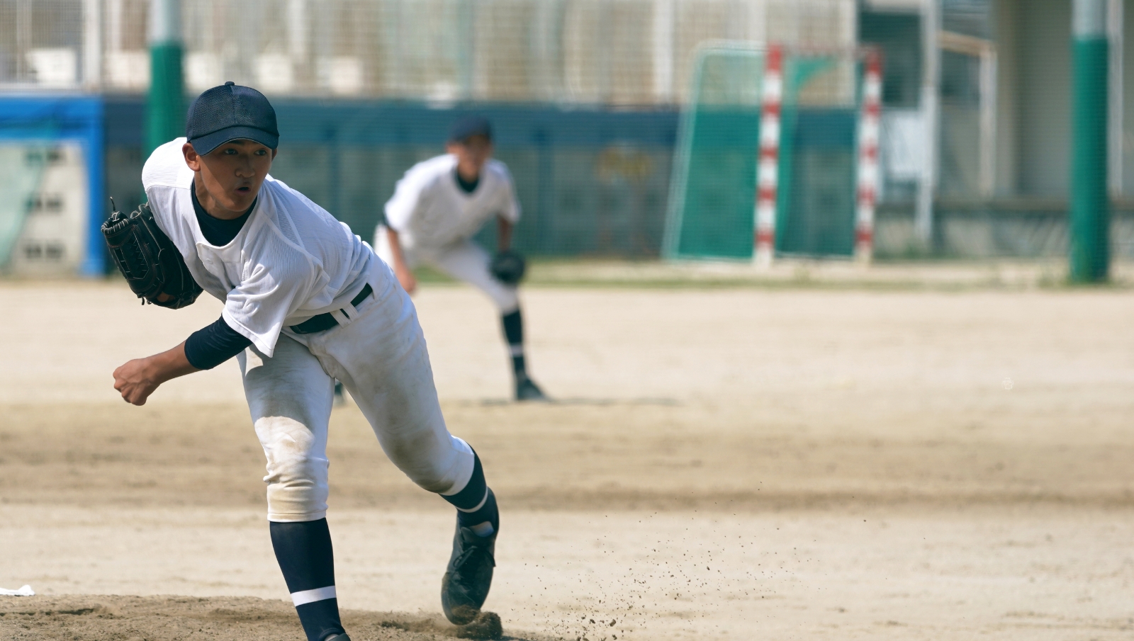 ボールを投げる球児